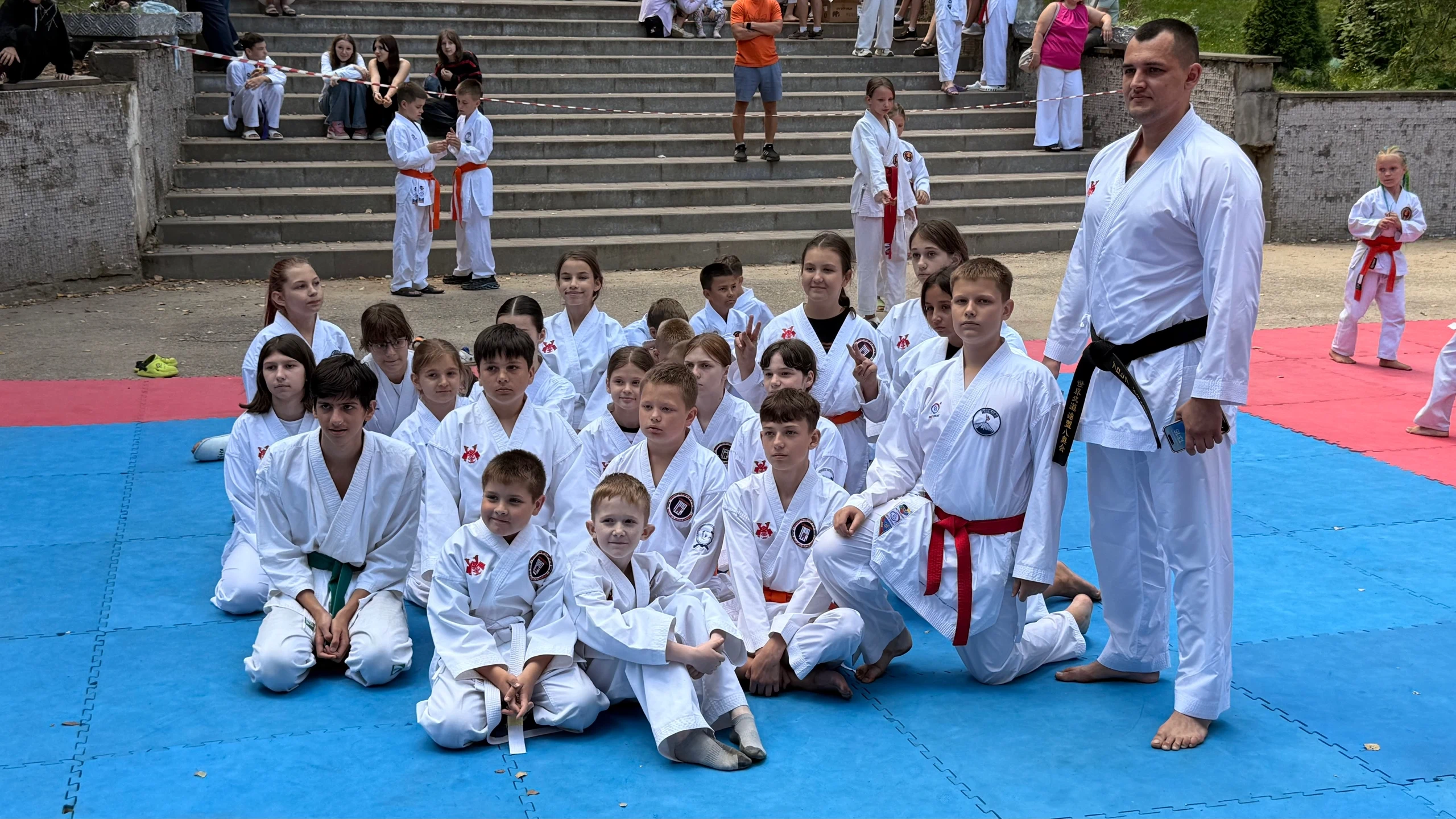 Тренер Федерации каратэ WKC с учениками