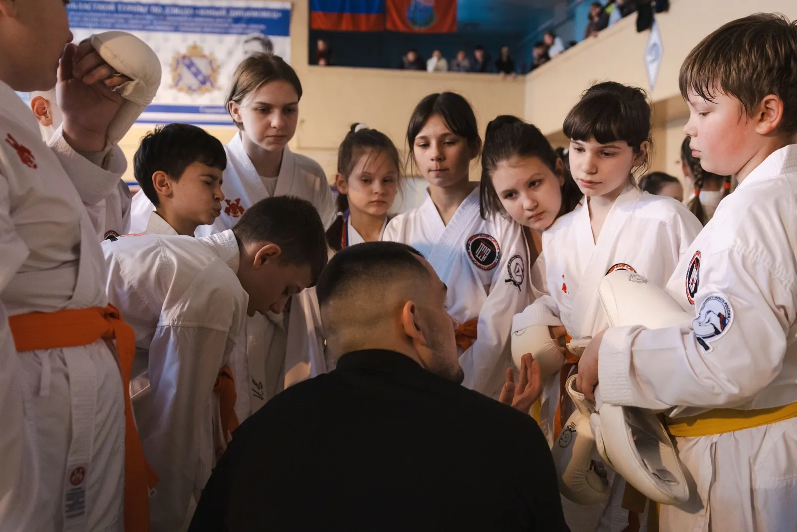 Тренер федерации каратэ WKC перед соревнованиями