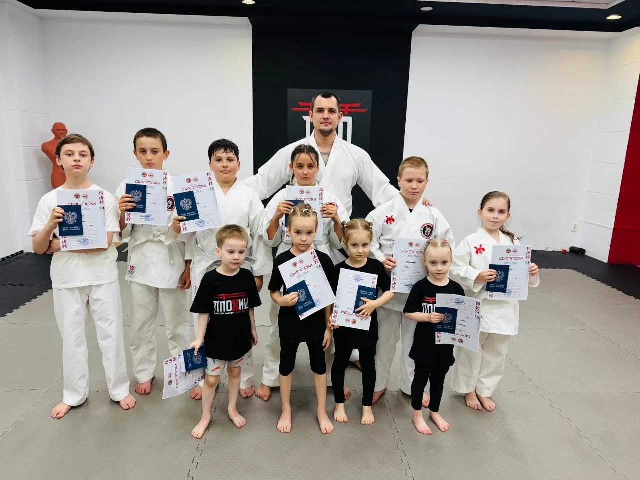 Юные спортсмены каратэ в зале федерации WKC на северо-западе Курска